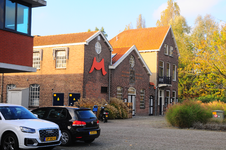 903699 Gezicht op het gebouw van aardewerkfabriek Mobach Keramiek (Kanaalweg 24) te Utrecht.